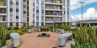 Apartamento en Venta Los Almendros, Jamundi

Apartamento para estrenar ubicado en una de las zonas de expansión de Jamundí, zona muy tranquila, cerca de vias de acceso y comercio para que puedas tener todo a la mano. 

La unidad cuenta con todo lo que tu familia necesita, piscina para adultos y para niños, salon social, canchas multiples, senderos que recorren la unidad y zonas verdes para que puedas disfrutar con tus mascotas. Un plus importante es que vas a tener tu propio parqueadero. 

El apartamento es un piso 3, cuenta con 2 alcobas completas, 2 baños, sala comedor amplia, con excelente vista y conecta con cocina y un balcon super amplio que hace que sea un lugar ideal para compartir. Si quieres conocer más detalles, programa tu visita hoy mismo.