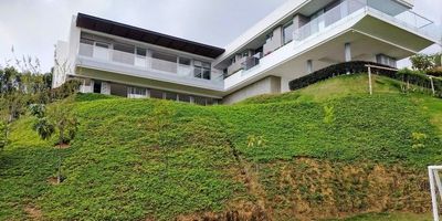 Despierta cada día rodeado de naturaleza en esta espectacular casa campestre de 640 m² en Dapa. Su diseño moderno te invita a disfrutar momentos únicos con tu familia, mientras su entorno te regala paz y tranquilidad. La casa principal cuenta con 3 habitaciones acogedoras, incluyendo una principal con vestier y baño privado. Además, disfruta de una cocina tipo americana perfecta para tus recetas, un turco y gimnasio para relajarte, y un bar con chimenea ideal para reuniones inolvidables. La cancha múltiple te conecta con el aire libre.

Además, cuenta con un apartamento para huéspedes completo con una habitación, walking closet y baño con tina, tanques de reserva de agua, una bodega y una vista panorámica que te hará sentir en tu propio paraíso. No dejes pasar esta oportunidad única. ¡Contáctanos hoy mismo y descubre el lugar donde lujo, comodidad y naturaleza se unen! Tu nuevo hogar te espera en Dapa.