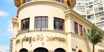 Local en el Centro Comercial Plaza 39, sobre la Carrera 7 con Calle 39, en Chapinero, zona de alta afluencia peatonal y vehicular. Entorno académico-médico con la Pontificia Universidad Javeriana, la Universidad Distrital, el Hospital San Ignacio y clínicas cercanas, que garantizan flujo constante de estudiantes y profesionales. A pocas cuadras del Parque Nacional Enrique Olaya Herrera. Excelente conectividad por vías principales, transporte público frecuente incluido TransMilenio y oferta de servicios bancos, farmacias, cafeterías, restaurantes y papelerías. Punto estratégico para actividades comerciales, académicas o profesionales. El inmueble se puede utilizar como oficina, consultorio,  bodega o espacio privado. 