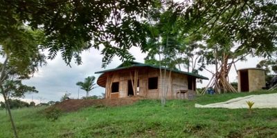 VENTA FINCA Vereda: Monterrey Corregimiento de Buga- valle del Cauca.11 HAS 475 Mt2, 17 plazas 1672 mt2. .1 cabaña en guadua, bioconstruccion, con 1 cuarto, 1 baño, sala y cocina y área de lavandería externa sin terminar. . 8 Ha en Potreros en pasto braquiaria. . 3 Ha en bosques con especies nativas y guadua. . 1 punto de agua de acueducto  . 1 punto de agua de quebrada en parte alta de la finca, 1 nacimiento en parte media y 1 en parte baja. 370 mt de lindero con quebrada. Precipitación anual mayor de 2300 mm . . Suelos de textura franca y profundos. .  Localizada a  1680 metros de altitud, 18 km del batallón militar de Buga por vía pavimentada en proceso de restauración  y/o a 6 km de Santa Rosa de tapias entrando por Sonso. Tiene 2 vias de acceso adicionales a las citadas. . Documentos: Planos del predio, impuestos, escrituras y certificado de tradición al día. . Permiso de uso del suelo para trabajo agropecuario y/o ecoturismo.
 
