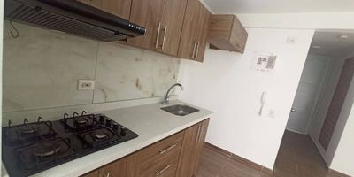 Se ALQUILA casa de dos pisos en el Conjunto Residencial Celesta Parque Natura, ubicado en una zona de alta valorización en Jamundí. La vivienda cuenta con sala-comedor, cocina integral con muebles superiores e inferiores, tres alcobas (dos con clóset), dos baños, patio interior, zona de ropas y parqueadero para un vehículo. El conjunto ofrece excelentes zonas comunes como salón social, zona BBQ y piscinas para adultos y niños. Su ubicación es estratégica, cerca del Centro Comercial Alfaguara, Éxito WOW, supermercados D1, Ara, La Gran Colombia y otros comercios. Ideal para quienes buscan comodidad, tranquilidad. Para mas información 310 696 29 94