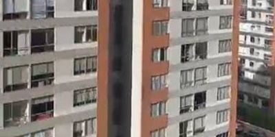 Disfruta de un estilo de vida exclusivo en este espectacular apartamento de 92 m², ubicado en una de las zonas de mayor valorización de Bogotá. Cuenta con 3 habitaciones, 2 baños, vestier, cocina integral, zona de ropas, pisos laminados y cuarto útil. Además, dispone de 2 parqueaderos cubiertos. El conjunto ofrece completas zonas sociales: piscina, gimnasio, jacuzzi, turco, salón social, juegos infantiles y vigilancia permanente. A pasos de Av. Boyacá, Av. Ciudad de Cali, CC Multiplaza y Ara. ¡Una ubicación privilegiada!