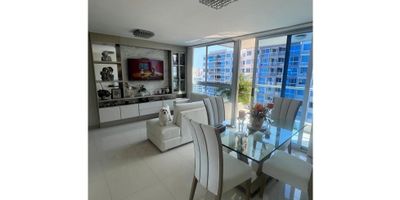 Se vende acogedor apartamento ubicado en el exclusivo Conjunto Residencial Bolonia, en el sector de Miramar, Barranquilla. Con un área de 80 m², este inmueble cuenta con una excelente distribución que incluye sala-comedor, cocina integral, 3 alcobas, 2 baños, balcón con vista panorámica, y parqueadero privado. Se entrega con cortinas, mueble de entretenimiento, escritorio y abanicos de techo, ideal para mudarse de inmediato sin preocupaciones.

El conjunto ofrece amplias zonas sociales, ascensor, salón comunal y vigilancia 24/7, brindando un entorno cómodo y seguro para toda la familia. Su ubicación privilegiada lo sitúa cerca de colegios, centros comerciales, parques y con fácil acceso a las principales vías de la ciudad. Para mayor información, comunícate al 3046805793
