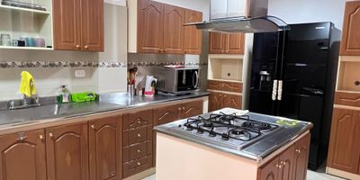 ¡Tu Nuevo Hogar Te Espera en Belmonte!
¿Buscas comodidad, estilo y una ubicación inmejorable? Tenemos el apartamento amoblado perfecto para ti en el exclusivo sector de Belmonte, en Pereira. Este espacio de 140 m² está diseñado para que llegues, te instales y empieces a disfrutar de inmediato.

Lo que amarás de este apartamento:
Completamente Amoblado: Olvídate de mudanzas complicadas. Cada rincón está pensado para tu confort, con mobiliario moderno y funcional listo para usar.

Dos Amplias Habitaciones: Espaciosas y luminosas, ideales para tu descanso y privacidad.

Cocina de Ensueño con Sala Comedor Integrada: Prepara tus platos favoritos en una cocina generosa y comparte momentos inolvidables en un área social abierta y acogedora.

Terraza Privada: Disfruta del aire libre, tus mañanas de café o atardeceres relajantes en tu propio espacio al exterior.

Dos Baños Completos: Comodidad y funcionalidad para tu día a día.

Ubicado en Belmonte, vivirás en una de las zonas más