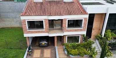 Casa en arriendo en La Doctora Sabaneta. Ubicada en primer piso dentro de la unidad residencial Rincón de la Doctora. Cuenta con 6 habitaciones, 6 baños, sala comedor, cocina, zona de ropas y amplio garaje con capacidad para 4 vehículos. Se aceptan mascotas. Cerca a la universidad Unisabaneta y con fácil acceso a rutas de transporte público.