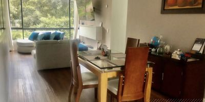 Apartamento en venta Zona Salitre / Occidente
Amplio, iluminado y muy bien ubicado. Este apartamento en segundo piso combina comodidad, elegancia y una distribución funcional ideal para familias que valoran el confort y la cercanía a zonas clave de la ciudad.

Características del inmueble:


 
 Área construida: 90 m² | Área privada: 84 m²
 
 
 3 habitaciones

 
  
  Habitación principal con baño privado y walk-in closet
  
  
  2 alcobas auxiliares con clósets
  
 
 
 
 2 baños completos + baño social
 
 
 Sala comedor amplia con chimenea a gas
 
 
 Cocina integral moderna
 
 
 Zona de ropas independiente
 
 
 Iluminación inteligente
 
 
 Vista agradable y excelente luz natural
 
 
 Segundo piso con ascensor
 
 
 Parqueadero cubierto + depósito
 
 
 Estado de conservación: excelente
 
 
 Año de construcción: 1990
 


Ubicación estratégica:


 
 Cerca de centros comerciales, entidades financieras y zonas empresariales
 
 
 Vías principales: Av. El Dorado, Av. La Esperanza, Av. 68 y Av. Boyacá
 
 
 Zona residencial tranquila y de alta valorización
 


Este apartamento es perfecto para quienes desean vivir con estilo, comodidad y fácil acceso a todo.
Contáctame para más información o agendar una visita. Vive donde todo te queda cerca.

T
