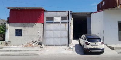 Se arrienda bodega en Barranquilla, Atlántico, en el barrio Las Nieves. Este inmueble de 270 m² cuenta con un baño y es de un solo nivel, ideal para operaciones en zona comercial. La propiedad ofrece vigilancia, aportando seguridad para su negocio. Con 25 años de antigüedad, se presenta como una opción práctica y funcional. Para conocer más detalles o coordinar una visita, puede contactarnos por whatsapp, quiero que me contacten o ver telefonos.