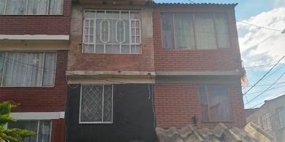 Casa de cuatro pisos ubicada en la Urbanización Pinares,  en el primer piso sala comedor, baño y cocina; en el segundo piso dos habitaciones; en el tercer piso dos habitaciones, baño, cocina; en el cuarto piso terraza.  Esta cerca a paradero de varias rutas de llegada a Gaviotas, a pocas cuadras del cai, está rodeada de naturaleza y amenidades.
