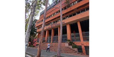 Excelente oficina en tercer nivel  con una ubicación estratégica  en  san fernando sobre la calle quinta. 

cerca a la estación  del mio, tiendas ortopedicas, farmacias y a almacenes  éxito.

Cuenta con 20.79 metros cuadrados, espacio de recepción, área  del consultorio con su baño privado y garaje en sótano.

El edificio cuenta con portería, ascensor, salas de espera  y garaje para visitantes.

SC
