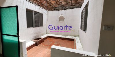 Casa en VENTA en primer piso. con excelente área y en un estrato que aún no ha sido afectado por las valorizaciones del sector. Muy buen servicio de transporte, cerca a la AV80 y con futuros desarrollos de ciudad que facilitarán más transporte y la recreación.  Muy viable para remodelaciones internas y darle toque más personalizado a la propiedad. Escrituras al día y valor negociable.