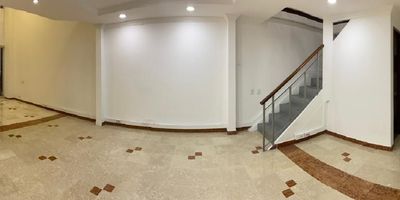 Arriendo de local comercial en Bogotá, sector La Calleja, Edificio Bazhai. Ubicado en una zona estratégica de Cundinamarca, este local de 43 m² construidos y 37 m² privados ofrece un espacio versátil para su negocio. Cuenta con 1 baño y un funcional mezanine en madera con escalera metálica, ideal para almacenamiento o área de oficina adicional. La antigüedad del inmueble es de 28 años. El canon de arriendo es de $2.500.000. Para más detalles o agendar una visita, puede usar las opciones de WhatsApp, solicitar que le contacten o ver los números de teléfono.