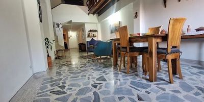 Apartamento en venta en Medellín, barrio Laureles con 4 habitaciones con clósets, habitación de servicio, amplia sala comedor, cocina semi integral con pipeta de gas, zona de ropas, 4 baños, baño de servicio, estudio, mezanine, terraza, parqueadero cubierto y cuarto útil. Ubicado en edificio con fácil acceso y excelente transporte, cerca del primer parque de Laureles, avenidas Jardín y Nutibara, colegios, universidades, iglesias, centros comerciales y la zona rosa. Contáctanos en Epicasa y conoce este lugar que lo tiene todo.