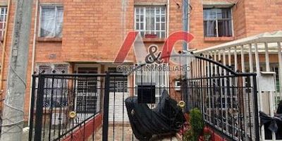 Ayc grupo inmobiliario presenta en venta esta elegante y funcional casa ubicada en praderas 2. el inmueble se destaca por sus excelentes condiciones y distribución, ofreciendo, 4 habitaciones con excelente iluminación natural, 2 baños con acabados modernos, sala, comedor de generosas proporciones ideal para compartir en familia, cocina integral totalmente equipada con mobiliario en perfecto estado, closets en las habitaciones, ventilación y luminosidad natural en todos los espacios,  además, cuenta con antejardin ideal para guardar tu moto, la propiedad goza de una ubicación estratégica, con fáciles vías de acceso y cercanía a instituciones educativas, supermercados, parques, zonas verdes, iglesias y más servicios esenciales. una excelente oportunidad para establecer tu nuevo hogar en un entorno tranquilo y cerca a la naturaleza. contáctanos para más información y agenda tu visita personalizada.
