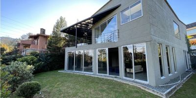 casa en venta con un lote de 1.095 m² y 514 m² construidos, diseñada para brindar confort y elegancia en cada espacio. Cuenta con 4 amplias habitaciones, cada una con su baño privado, más una habitación de servicio. Disfruta de una cocina abierta de gran tamaño, zona de ropas independiente, jardín interior, espejo de agua y un deck con zona de BBQ perfecto para compartir en familia o con amigos.

Además, la casa incluye jacuzzi, baño turco, cinco baños completos más baño social, y una acogedora sala con comedor integrado. El parqueadero cubierto tiene capacidad para tres vehículos. Cada detalle ha sido pensado para ofrecer una experiencia de vida exclusiva, cómoda y rodeada de tra Recuerda que te ayudamos en todo el proceso de vivienda 
