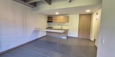 Cocina IntegralOkRed De GasOkBalcónOkCuarto ÚtilOkZona RopasOkAscensorOkJuegosOkPorteríaOkPiscinaOkSalón SocialOkZonas VerdesOkGimnasioOkAlcobas2Baños2Closets1Vestier1Parqueadero Cubierto1Tipo De PisoCerámicaHoras Portería24 HORASParqueadero De VisitantesOk