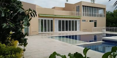 Área Terreno; 1249,8 m2. Predio esquinero de 2 niveles; Nivel 1; Sala comedor, cocina, cuarto de servicio con baño privado,
patio de ropas, 6 garajes 4 cubiertos 2 uso exclusivo, zona de entretenimiento piscina, jacuzzi, sauna, tina de hidromasaje y zonas verdes, 3 habitaciones con closet y baño privado, Baño social, Nivel 2; habitación principal vestier, baño privado, terraza. Vetustez; 8 años Vr. Admón. $1.243.800.