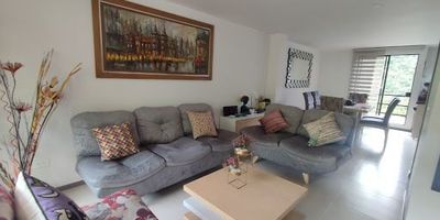 Casa para la venta en La Florida en conjunto cerrado con terminados modernos, amplios espacios, excelente vista e iluminación. Consta de 4 alcobas tres con closet y una con vestier, estudio, 4 baños, salacomedor, cocina integral con gas natural y calentador a gas, barra americana, zona de ropas independiente, patio en zona verde de 50 mts2 parqueadero para dos carros.  Para mayor comodidad el conjunto cuenta con cancha de tenis, piscina para niños y adultos, gimnasio, golf virtual, salón social, salón BBQ, cancha sintética, portería las 24 horas. Para mayor información nos puedes contactar vía telefónica o vía whatsapp al 3148014286