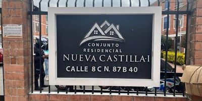 Casa en venta  esquinera ubicada en en Tintal, Conjunto Residencial  Nueva Castilla 1 tres niveles, 66 metros cuadrados amplios y cómodos espacios primer nivel sala comedor cocina integral, zona de lavandería y depósito, segundo nivel alcoba principal con baño privado, alcoba social y baño social, tercer nivel  dos habitaciones y estudio. Parqueadero comunal y salón social. Excelente ubicación  cerca ala Avenida Ciudad de Cali, Home center, Centro Comercial y facilidad de transporte público cita previa.