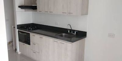 Apartamento en arriendo en Envigado, ubicado en el barrio Loma del Barro, en el sector El Señorial. Este inmueble se encuentra en el piso 15 y cuenta con 80 m² de área, distribuidos en 3 habitaciones y 2 baños. Dispone de un parqueadero. El edificio ofrece vigilancia, lo que brinda mayor seguridad. Con 5 años de antigüedad, el apartamento está en buen estado. Su ubicación facilita el acceso al transporte público, conectando con diversos puntos de la ciudad. Ideal para quienes buscan comodidad y fácil movilidad en Envigado. Contáctenos para más detalles sobre este apartamento o para agendar una visita. Consulte opciones de WhatsApp, quiero que me contacten o ver teléfonos.