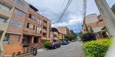 APARTAMENTO INTERNO TERCER PISO DUPLEX DE 131 MTS, ESTRATO 4, PROPIEDAD 100 X CIENTO LIBRE, CONSTRUCCION DE 10 AÑOS, PREDIAL ANUAL $900.000, TERRAZA.