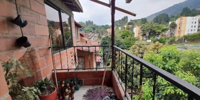 Vendo casa en bello, mide 108mtrs2.

Consta de:  2 niveles, 4 alcobas, 2 salas, 2 baños, 2 balcones, 2 cocinas, Zonas de ropa, Terraza. Unidad abierta, parqueaderos comunes, cancha de futbol, Salon comunal. 

Cerca a iglesias, super mercados, a 10 minutos del parque principal, rodeado de zonas verdes, buen servicio de transporte.
