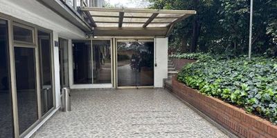 Local comercial con una gran iluminación natural ,buenos espacios y distribución ,cuenta con baños y  parqueaderos ,buenas vías de acceso y  ubicación .