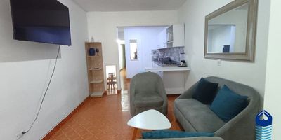 Apartamento amoblado en arriendo en Belén San Bernardo – Ubicación estratégica y comodidadSe arrienda acogedor apartamento amoblado de 65 m², ubicado en el barrio Belén San Bernardo, estrato 3. Este inmueble ofrece una excelente distribución interior, ideal para quienes buscan tranquilidad, fácil acceso a servicios y una ubicación privilegiada en el occidente de Medellín.El apartamento cuenta con sala y comedor independientes, cocina sencilla con red de gas, un baño, tres alcobas (una de ellas con camarote), patio y ducha eléctrica. Su diseño funcional y el mobiliario disponible permiten una estadía cómoda y práctica.Está situado en una zona segura, con cercanía a importantes vías de acceso como la carrera 70 y el sector Juan Pablo II. Además, se encuentra a pocos minutos de centros comerciales como La Mota y Arkadia, la clínica Las Américas, pista de patinaje María Luisa y una amplia oferta gastronómica.Una excelente opción para quienes buscan vivir en un entorno residencial bien cone
