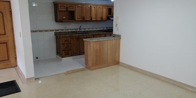 Codigo 27889. ? Apartamento en venta ubicado en Medellín sector Laureles ? Características del Inmueble:• 3 Habitaciones + Alcoba de servicio• 3 Baños• Cocina abierta integral (cubierta a gas y campana)• Mesón en granito• Sala y comedor• Biblioteca o estudio• Zona de ropas• Terraza y patio• Parqueadero doble lineal• Cuarto útil• Red de gas y servicios públicos• Área construida: 140 m²• Área total: 170 m²• 2 niveles• Estado: Usado, en excelente estado• Valor de venta: $880.000.000• Administración: $657.188? Descripción:Este amplio apartamento cuenta con una distribución cómoda y funcional. Perfecto para familias que desean vivir en una zona residencial exclusiva con acceso a todos los servicios. Su terraza y patio ofrecen espacios ideales para el descanso o actividades al aire libre. Además, incluye una alcoba de servicio con baño privado.? Entorno y Ubicación:• Situado en la Avenida Nutibara, sector Laureles• A pasos de Pepe Ganga, Euro, D1, Carulla y la Zona Rosa de Laureles• Excelente conectividad y cercanía a transporte público• Zona tranquila, residencial y de alta valorización? Nota:• La propiedad está disponible de manera inmediata