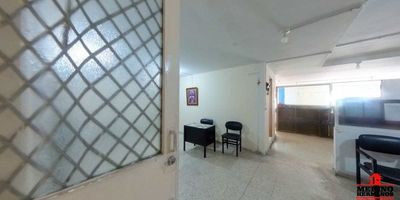 oficina/bodega de 100 metros en quinto piso con ascensor, 2 baños, en espacio abierto con 2 divisiones de madera.  en edificio comercial sobre colombia cerca al barrio san benito, oficina ppl de claro, la central de hilos, la procuraduria, iglesia san juan de Dios y universidad autonoma latinoamericana bl 2. Agenda con nosotros o solicita el TOUR VIRTUAL.