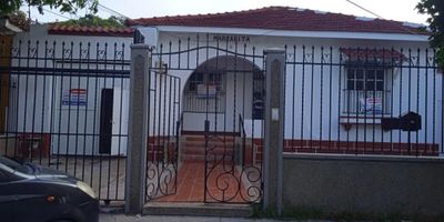 Arriendo casa comercial amplia de 100 M2 . Cuenta con sala comedor,   2 baños, cocina abierta, patio, ideal para restaurante u oficinas  Cerca de, centros comerciales, droguerías, restaurantes, parques y hoteles.con Vías de fácil acceso ven y conócela