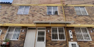 ? ¡Tu Nuevo Hogar en Fontibón Recodo! Casa de 3 Niveles: Amplitud, Ahorro y Seguridad ?

¿Buscas espacio para toda la familia sin sacrificar tu bolsillo? Arrienda esta espectacular casa de 3 niveles en un conjunto cerrado con todo lo que necesitas para vivir tranquilo y conectado.

? Ubicación: Fontibón Recodo – Sector residencial consolidado.

✨ ¿Por qué te encantará vivir aquí? (Valores Agregados)

Esta propiedad no es solo una casa, es la solución perfecta para familias que necesitan 4 habitaciones y buscan reducir sus gastos mensuales gracias al Estrato 2.

? Espacio y Comodidad Superior:

 * Amplitud Real: 63 m² distribuidos inteligentemente en 3 Niveles.

 * Habitaciones: 4 Habitaciones (ideal para familias numerosas o para tener tu oficina en casa).

 * Baños: 2 Baños completos.

 * Acabados: Casa remodelada con cálidos techos en madera, lista para habitar.

 * Extras: Altillo funcional, closets empotrados y Tanque de reserva de 500 litros (¡Garantía de agua siempre!).

? Economía para tu Bolsillo:

 * Estrato 2: Disfruta de las tarifas de servicios públicos más económicas del sector.

 * Administración Competitiva: Al estar en un conjunto eficiente, los costos asociados se mantienen bajos.

?️ Seguridad y Entorno (Tranquilidad 24/7):

 * Doble Anillo de Seguridad: Doble portería (Peatonal y Vehicular) con vigilancia 24/7.

 * Parqueadero: Cuenta con parqueadero comunal y para visitantes.*

 * Zonas Comunes: Dos salones sociales y amplias zonas verdes para que tus hijos o mascotas respiren aire puro.

? Ubicación Estratégica y Transporte:

 * Transporte en la Puerta: SITP y Alimentador de TransMilenio justo en la entrada del conjunto.

 * Conectividad: Salida rápida a la Av. Centenario (Calle 13) y Av. Ciudad de Cali.

 * Comercio: A minutos de Metro, Éxito y con minimarket externo para tus compras diarias.

? Proceso de Arrendamiento: ¡100% Digital, Ágil y Transparente!

Olvídate del pap