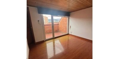 ¡Oportunidad de Venta en Marantá 1 – Usaquén, Bogotá!

Se vende acogedora propiedad ubicada en el conjunto Marantá 1, en la localidad de Usaquén, una zona residencial tranquila y de excelente valorización en Bogotá.

Con una superficie total de 113.54 m², esta vivienda se encuentra en muy buen estado y ofrece una distribución funcional y cómoda:


 
 2 habitaciones amplias
 
 
 2 baños
 
 
 1 parqueadero privado
 
 
 Sala y comedor integrados
 
 
 Cocina integral
 
 
 Zona de ropas
 
 
 Terraza privada
 
 
 Jacuzzi, ideal para el descanso en casa
 


Ubicada en un sector con buen acceso vehicular y peatonal, y cercana a colegios, zonas comerciales y servicios esenciales.

Gastos de administración: $545.000

Una excelente opción para quienes buscan confort, tranquilidad y buena ubicación en el norte de la ciudad.

Para más información o agendar una visita, contáctanos. ¡No dejes pasar esta oportunidad!

T.
