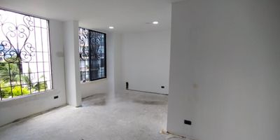 Casa Comercial en arriendo en Maraya en unidad cerrada, cerca a restaurantes, rutas de transporte público y servicios complementarios de la zona. La casa es de cuatro niveles, con pisos en porcelanato y cerámica, once amplios espacios, cinco baños, cocineta, cuarto útil, cableado de red, techo cielorraso. También cuenta con baños comunales, doce parqueaderos con cuarto útil y parqueadero para visitantes sin costo adicional. Inmueble sujeto a verificación de disponibilidad. Arriendo Mas IVA