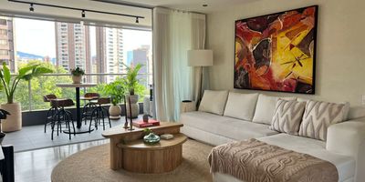 Vive en el corazón del Poblado con todas las comodidades. Se vende amplio apartamento de ciento cincuenta y un metros cuadrados, ubicado en el sexto piso de una unidad residencial completa. Cuenta con tres alcobas, cuatro baños, cocina funcional, zona social luminosa y ventilada, además de dos parqueaderos y cuarto útil. El inmueble pertenece al estrato seis y ofrece acceso a excelentes zonas comunes, ideales para disfrutar en familia. La administración tiene un valor mensual de seiscientos ochenta mil pesos, y el precio de venta es de mil ochocientos cincuenta millones de pesos. Una gran oportunidad para quienes buscan confort, excelente ubicación y valorización. DC