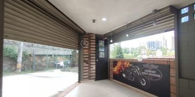 LOCAL COMERCIAL EN ESQUINA PARA TU NEGOCIO Haz crecer tu marca en un espacio estrategico! Este local en esquina, ubicado sobre una via principal, ofrece alta visibilidad y gran flujo de clientes. Su distribucion y dimensiones lo hacen ideal para bares, restaurantes y diversos tipos de comercio, adaptandose perfectamente a las necesidades de franquicias y emprendedores. Cuenta con red de gas instalada y una excelente distribucion electrica, garantizando un funcionamiento eficiente para negocios gastronomicos y otras opciones comerciales. Ademas, su ubicacion en una zona de alto crecimiento comercial lo convierte en una oportunidad unica para expandir tu negocio y captar mas clientes