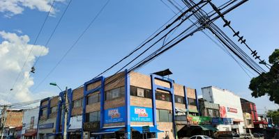 Codigo 18966. En venta excelente bodega ubicada en el tercer piso en La Alameda, justo al frente de la plaza de mercado y en esquina, con un área construida de 627.51 m². Cuenta con luz trifásica y una distribución versátil ideal para múltiples usos como institución educativa, empresa de confección, empresa de inyección de plásticos o adecuación de apartaestudios. Dispone de 15 salones, 14 baños, 3 cocinas, 2 zonas tipo feria y espacio para adecuar oficinas. Excelente oportunidad de inversión.