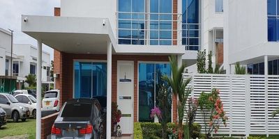 ¡GRAN OPORTINIDAD! VENTA DE CASA CAMPESTRE de dos niveles, en condominio sector las Mercedes, Jamundí.
Ubicado en una zona campestre, con paisajes verdes, aire puro y tranquilidad, ideal para familias o quienes buscan desconectarse del ruido urbano.
 Seguridad 24/7  
Condominio cerrado con vigilancia, portería y acceso controlado, ofreciendo tranquilidad y protección para todos sus residentes.
Amenidades exclusivas  
Zonas sociales como piscina, salón comunal, juegos infantiles, zonas verdes y senderos para caminar o ejercitarse. Excelente ubicación  
Cercano a supermercados, colegios, universidades, vías principales y a solo minutos de Cali.
Alta valorización  
El sector de Jamundí está en crecimiento urbanístico y comercial, lo que garantiza valorización de tu inversión.
 Ambiente familiar y tranquilo  
Ideal para quienes buscan calidad de vida, paz y comunidad organizada.
El valor de la propiedad es NEGOCIABLE , No pierdas esta gran oportunidad!!!