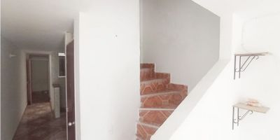 Casa en arriendo Robledo Santa maría, casa de primer piso, área de 65mts2, salón comedor, cocina integral, red de gas, tres alcobas (un solo clóset), dos baños. Inmueble ubicado al frente de la piscina de Robledo Santa maria.
