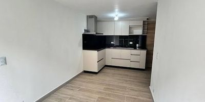 Apartamento para Estrenar en Arriendo – ¡Con acabados modernos y excelente distribución!. 
Área: 45 m². 
2 habitaciones con clóset. 
2 baños modernos. 
Cocina integral con red de gas. 
Sala-comedor con excelente iluminación. 
Parqueadero privado para moto. 
Acabados de lujo y diseño actualizado. 
Ideal para quienes buscan un espacio cómodo, moderno y funcional. 
Perfecto para parejas, personas solas o pequeñas familias que valoran los detalles y la calidad en su hogar. 
Contáctanos para agendar tu visita y conocer este espectacular apartamento para estrenar. ¡No te lo pierdas! 