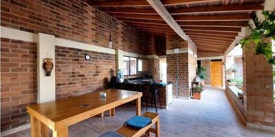 Área lote 15578 mts área construida, 231 mts, 3 alcoba, 3 baños, sala comedor, cocina integral, zona de ropas, parqueadero cubierto para 2 vehiculos, piscina, arboles frutales, zonas verdes, circuito cerrado 