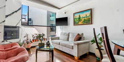 Vendo hermoso apartamento Duplex en el barrio Batan al norte de la ciudad de Bogotá., rodeado de excelentes vias de acceso y todo lo necesario a su alrededor, variedad de gastronomia, hospitales, transporte y comercio( a 5 minutos de la estacion de tm calle 127) ; Cuenta con 3 habitaciones amplias y luminosas cada una con closet. Además, cuenta con 2 baños completos. Posee cocina integral completamente equipada y remodelada, el apartamento tiene una hermosa biblioteca/estudio, perfecta para trabajar desde casa o para disfrutar de un buen libro. Vigilancia 24 hrs. también posee 2 plazas de garaje cubiertos. además de contar con un depósito en el sotano. Excelente entrada de luz para disfrutar de una vista panoramica hacia los cerros orientales. 
