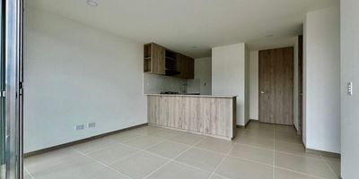 Codigo 27897. ? Apartamento en venta ubicado en Itagui sector Ciudad Coltejer ? Características del Inmueble:• 3 Habitaciones (principal con vestier y baño privado)• 2 Baños• Estar de alcobas• Zona de ropas• Balcón• Sala - Comedor• Parqueadero sencillo• Cuarto útil• Red de gas y servicios públicos• Cocina abierta integral (cubierta a gas y campana)• Mesón en mármol• Área construida: 67 m²• 2 niveles• Estado: Nuevo• Valor de venta: $540.000.000• Administración: $310.000? Descripción:Este moderno apartamento combina elegancia y funcionalidad en sus 2 niveles. Sus espacios son ideales para quienes buscan comodidad, acabados modernos y una excelente ubicación. Cuenta con iluminación natural, buena distribución y un diseño contemporáneo en cada detalle.? Entorno y Ubicación:Ubicado en Ciudad Coltejer, Itagüí, a solo minutos de:• Centro comercial Viva Envigado• Parque del Artista• Rápido acceso a transporte público, zonas comerciales y vías principales? Zonas Comunes:• Portería 24 Horas• 2 Ascensores por torre