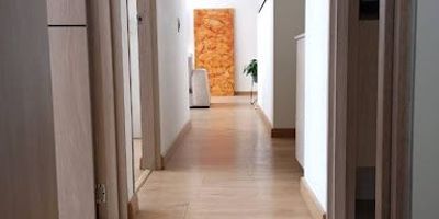 Arriendo apartamento en Madrid Cundinamarca, tres habitaciones, dos baños, estudio, sala comedor, cocina abierta, parqueadero comunal.
