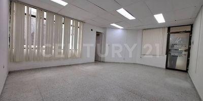 Ubicado en el tercer piso del Edificio Coomeva en Apartadó, Antioquia, este local de 33.20 m² es ideal para diversos tipos de negocios. Situado en una zona de alta afluencia y con fácil acceso, el Edificio Coomeva es un punto de referencia en el municipio de Apartadó, proporcionando una excelente visibilidad y potencial de clientela. Además, cuenta con múltiples servicios y comercios, creando un ambiente propicio para el desarrollo de negocios y atrayendo a una diversa gama de visitantes.