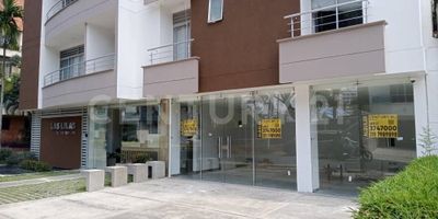 Se alquila local comercial nuevo en el exclusivo barrio Ciudad Jardín. a una calle de la estación Universidades del MIO, cerca al Centro Comercial Jardín Plaza, supermercados y una gran variedad de oferta comercial y gastronomica
Excelentes vias de acceso y cerca de la via Cali Jamundi 

Aprovecha esta gran oportunidad y agenda tu cita YA!!
