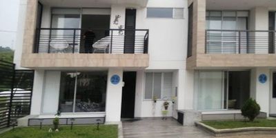 Casa en venta la Cielito Pinares
$980.000.000 millones 
225 m2
Esquinera 
5 cuartos 
2 parqueaderos 
5 baños
En renta $4.800.000 con administración incluida
Estrato 6 
El parqueadero conecta con la casa