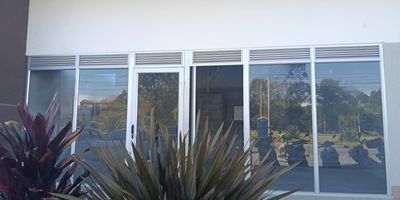 Local en arriendo ideal para emprendimientos, negocios comerciales o profesionales. Ubicado en una zona estrategica con alto flujo peatonal y vehicular, lo que garantiza excelente visibilidad y facil acceso. La fachada cuenta con vitrina amplia que permite una optima exhibicion de productos o servicios, atrayendo la atencion de clientes potenciales. Su ubicacion privilegiada lo convierte en una excelente opcion para negocios como boutiques, cafeterias, oficinas, consultorios, entre otros. El entorno es comercial y dinamico, con presencia de supermercados, bancos, restaurantes y otros servicios que favorecen el crecimiento del negocio. El local dispone de todos los servicios publicos y cuenta con espacio para senalizacion exterior. Seguridad garantizada, acceso comodo y posibilidad de adaptar el espacio segun las necesidades del arrendatario. Oportunidad ideal para posicionar tu marca en una zona de constante desarrollo y movimiento comercial. Agenda tu visita hoy!