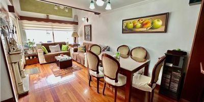 Codigo 932FR3448

¡Amplia y moderna casa de tres niveles en conjunto cerrado, cerca al Centro Comercial El Edén!
Casa de 108 m² construidos, ubicada en un conjunto cerrado que ofrece vigilancia 24 horas, recepción, salón comunal y parqueadero de visitantes, en una zona estratégica y de alta valorización, a pocos minutos del Centro Comercial El Edén.

En el primer nivel encontrarás una cocina integral, zona de lavandería independiente, amplia sala-comedor con doble altura, baño social y terraza privada ideal para disfrutar al aire libre.
El segundo nivel cuenta con un estar de TV, una habitación principal con baño privado y walk-in closet.
El tercer nivel ofrece dos habitaciones adicionales, un baño completo y una terraza cubierta, perfecta como espacio de descanso o estudio.

La propiedad incluye parqueadero cubierto privado y depósito.
¡Comodidad, ubicación y seguridad en un solo lugar! Agenda tu visita hoy mismo.
