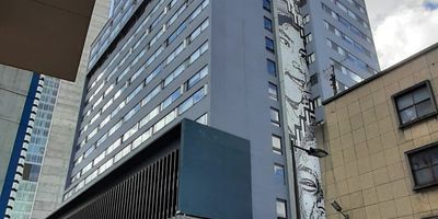 Espectacular apartamento ubicado en una de las zonas más centricas de la ciudad, con excelente iluminación natural. Apto tipo loft con baño y cocina abierta. El edificio ofrece completas zonas sociales que incluyen gimnasio, espacios de coworking, teatrino, sala de televisión, terrazas con BBQ y un elegante lobby estilo hotel, entre otros. ofrece excelentes vías de acceso, facilitando la movilidad hacia el centro, norte y oriente de la ciudad. Se encuentra cerca de importantes avenidas como la Avenida Circunvalar, la Carrera Séptima y la Calle 19, lo que permite una conexión rápida con zonas comerciales, financieras y culturales. Además, cuenta con acceso a transporte público, estaciones de TransMilenio y rutas alternas que garantizan comodidad y eficiencia en los desplazamientos diarios.