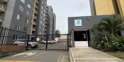 GESPRON alquila apartamento en el Norte de la ciudad, para estrenar, conjunto residencial GOLONDRINA de la colina, ciudad guabinas, parqueadero comunitario, apartamento en PRIMER PISO con ascensor, consta de una excelente sala amplia e iluminada con ventanal y balcón con mirador al exterior, cocina integral con acabados de lujo, muebles superior e inferior, zona de ropas con lavadero en granito, punto para lavadora, baño social completo con división en vidrio, espacio para estudio y/o zona para televisión, dos habitaciones con closet, habitación principal con gran espacio, cuenta Vestier completo, lugar estratégico de la ciudad de Cali, zonas comunes como piscina para adultos y niños, salón social, zonas verdes, parque infantil, zona para mascotas, bahía exterior de parqueo, salón social y seguridad 24/7. ¡¡Que estás esperando, agenda tú cita!! 8852929